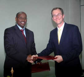 Signing the Agreement for the Land Programme with the Rwandan Minister of Finance