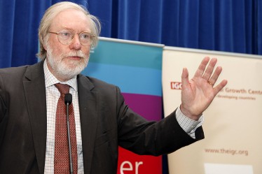 Image of Paul Collier lecturing on resource extraction and growth at a recent DFID event. Click to hear the podcast