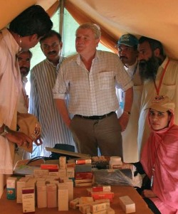 Photo of Lord Ashdown in a medical tent