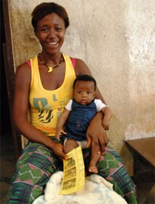 Kadiatu Bassie with her three month-old baby, Mamie, who was vaccinated against pneumococcal disease in Sierra Leone.