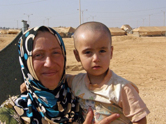 A mother and her 2 year old daughter Gazal at the Za’atari refugee camp in Jordan. Photo © UNICEF/David Bull