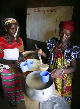 Women learning how to prepare a high nutrition mix. Picture: Giacomo Pirozzi/Panos