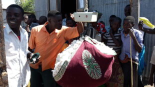 Cotton buying in Shinyanga region